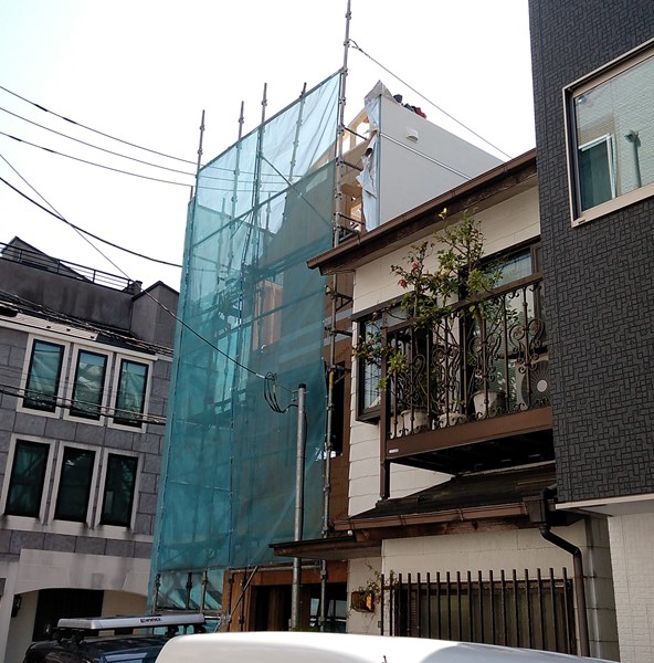 小屋壁西面建て起こし終了 